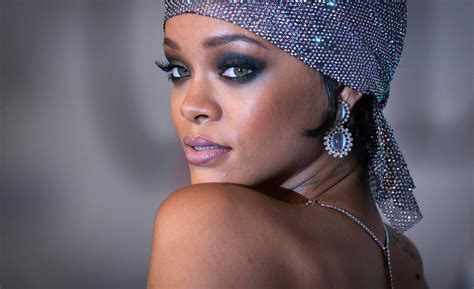 Rihanna's nude leaked photo collection just keeps getting bigger and bigger. The "work" singer fancies getting undressed for the cameras, even in her private life apparently. We don't mind one bit - keep shredding those layers and bare that damn hot body of yours, Riri! Virtual reality is a better place with images of your fine ass all ...